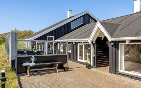 Doritea - 50M from the Sea: Sommerhus, Hjem, Hus, Tag, Veranda, Estate, Sidespor, Garden Bygninger, Stuehus, Gård