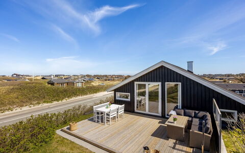 Doritea - 50M from the Sea: Sommerhus, Hjem, Hus, Tag, Veranda, Estate, Sidespor, Garden Bygninger, Stuehus, Gård