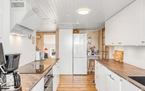 Doritea - 50M from the Sea: Køkken, Træ, Køkken Apparat, Gulvbelægning, Loft, Større Bandage, Indretning, Countertop, Trægulve, Etage