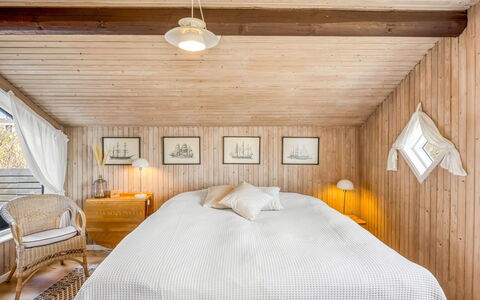 Doritea - 50M from the Sea: Indretning, Møbel, Træ, Soveværelse, Gulvbelægning, Loft, Etage, Seng, Sengetøj, Sengetøj