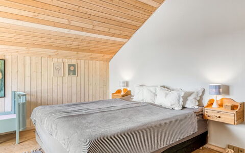 Doritea - 50M from the Sea: Indretning, Gulvbelægning, Etage, Soveværelse, Træ, Møbel, Seng, Loft, Værelse, Trægulve