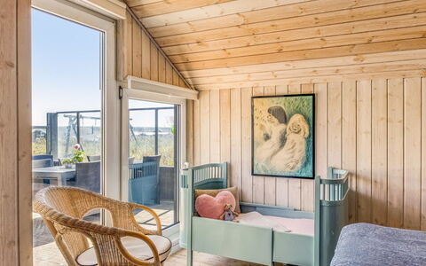 Doritea - 50M from the Sea: Træ, Gulvbelægning, Indretning, Møbel, Etage, Soveværelse, Hjem, Loft, Seng, Sengetøj