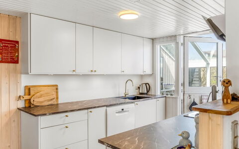Doritea - 50M from the Sea: Træ, Gulvbelægning, Køkken, Countertop, Større Bandage, Køkken Apparat, Indretning, Loft, Cabinetry, Etage
