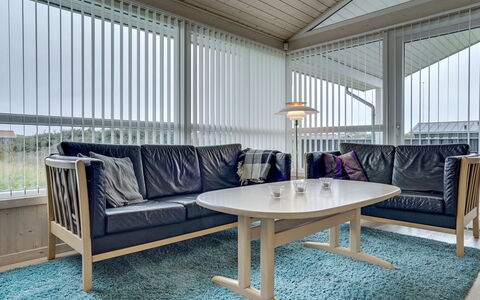 Joella - 200M from the Sea: Indretning, Møbel, Loft, Gulvbelægning, Etage, Couch, Stue, Trægulve, Stol