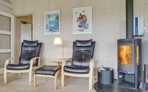 Joella - 200M from the Sea: Møbel, Gulvbelægning, Træ, Indretning, Etage, Værelse, Stol, Stue, Bejdse, Trægulve