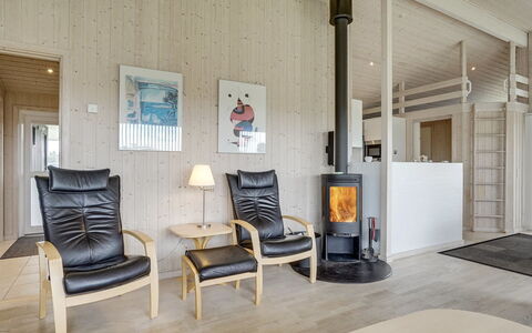Joella - 200M from the Sea: Gulvbelægning, Træ, Etage, Indretning, Loft, Møbel, Trægulve, Værelse, Stue, Hårdttræ