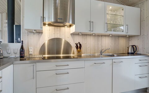 Joella - 200M from the Sea: Gulvbelægning, Køkken, Indretning, Countertop, Loft, Lysarmatur, Belysning, Køkken Apparat, Etage, Cabinetry