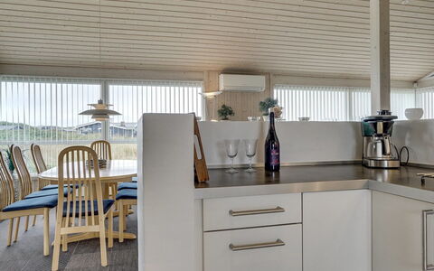Joella - 200M from the Sea: Gulvbelægning, Loft, Indretning, Etage, Møbel, Countertop, Køkken, Cabinetry, Værelse, Stol
