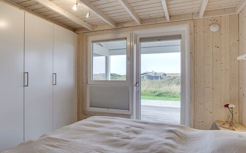Joella - 200M from the Sea: Træ, Etage, Loft, Gulvbelægning, Soveværelse, Værelse, Hårdttræ, Bejdse, Seng, Planke