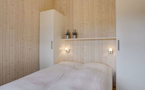 Joella - 200M from the Sea: Væg, Træ, Gulvbelægning, Etage, Indretning, Loft, Soveværelse, Belysning, Seng, Værelse