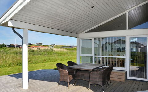 Joella - 200M from the Sea: Træ, Dør, Veranda, Hjem, Loft, Etage, Skygge, Dæk, Hårdttræ, Gårdhave