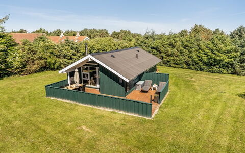 Seda - 600M from the Sea: Træ, Tag, Sommerhus, Bjælkehytte, Estate, Bjælke, Tømmer, Veranda, Design, Hårdttræ