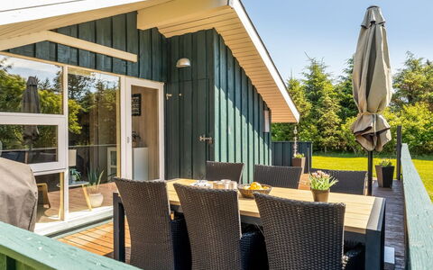 Seda - 600M from the Sea: Træ, Tag, Sommerhus, Bjælkehytte, Estate, Bjælke, Tømmer, Veranda, Design, Hårdttræ