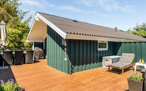 Seda - 600M from the Sea: Træ, Tag, Sommerhus, Bjælkehytte, Estate, Bjælke, Tømmer, Veranda, Design, Hårdttræ