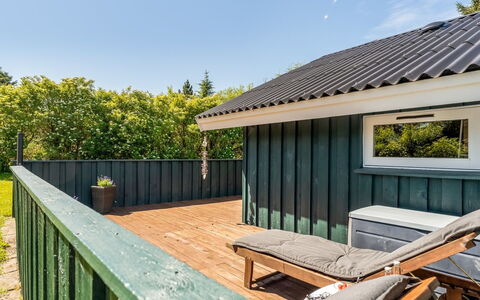 Seda - 600M from the Sea: Træ, Tag, Sommerhus, Bjælkehytte, Estate, Bjælke, Tømmer, Veranda, Design, Hårdttræ