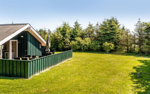 Seda - 600M from the Sea: Træ, Tag, Sommerhus, Bjælkehytte, Estate, Bjælke, Tømmer, Veranda, Design, Hårdttræ