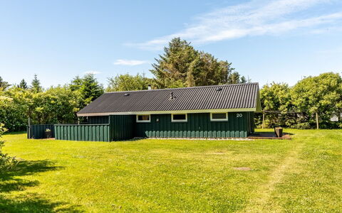 Seda - 600M from the Sea: Træ, Tag, Sommerhus, Bjælkehytte, Estate, Bjælke, Tømmer, Veranda, Design, Hårdttræ