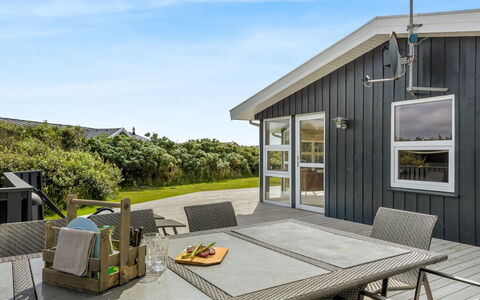 Cvetan - 200M from the Sea: Sommerhus, Have, Sidespor, Garden Bygninger, Skygge, Gård, Backyard, Lawn, Stuehus, Landscaping