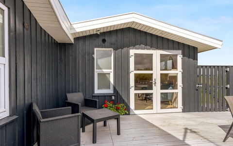 Cvetan - 200M from the Sea: Sommerhus, Have, Sidespor, Garden Bygninger, Skygge, Gård, Backyard, Lawn, Stuehus, Landscaping