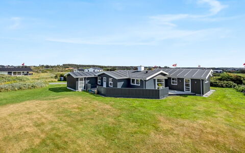 Cvetan - 200M from the Sea: Hus, Hjem, Dør, Tag, Sommerhus, Estate, Have, Skygge, Sidespor, Gård