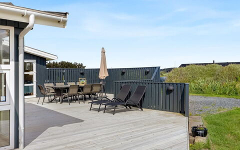 Cvetan - 200M from the Sea: Hus, Hjem, Dør, Tag, Sommerhus, Estate, Have, Skygge, Sidespor, Gård