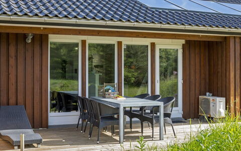 Harthagunni - 375M from the Sea: Træ, Hjem, Veranda, Sommerhus, Garden Bygninger, Bejdse, Skygge, Hårdttræ, Stol, Sidespor