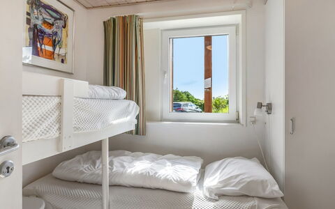 Harthagunni - 375M from the Sea: Soveværelse, Seng, Træ, Sengetøj, Sengetøj, Indretning, Køjeseng, Sengetøj, Bed Frame, Throw Pillow
