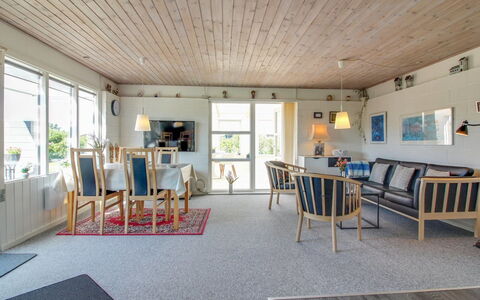 Haklang - 200M from the Sea: Træ, Hus, Sommerhus, Hjem, Tag, Landdistrikt, Sidespor, Bjælkehytte, Garden Bygninger, Hårdttræ