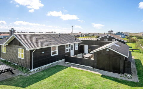 Evely - 300M from the Sea: Hus, Hjem, Dør, Tag, Sommerhus, Estate, Have, Skygge, Sidespor, Gård