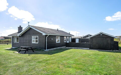 Evely - 300M from the Sea: Hus, Hjem, Dør, Tag, Sommerhus, Estate, Have, Skygge, Sidespor, Gård