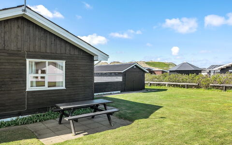Evely - 300M from the Sea: Hus, Hjem, Dør, Tag, Sommerhus, Estate, Have, Skygge, Sidespor, Gård