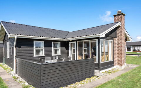 Evely - 300M from the Sea: Hus, Hjem, Dør, Tag, Sommerhus, Estate, Have, Skygge, Sidespor, Gård