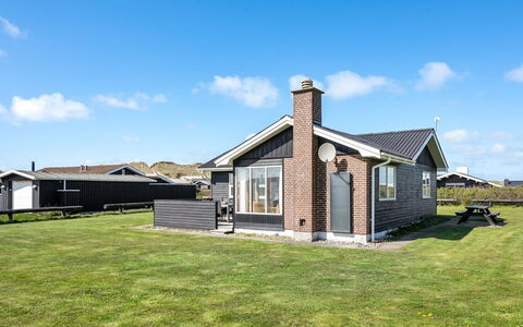 Evely - 300M from the Sea: Hus, Hjem, Dør, Tag, Sommerhus, Estate, Have, Skygge, Sidespor, Gård