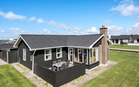 Evely - 300M from the Sea: Hus, Hjem, Dør, Tag, Sommerhus, Estate, Have, Skygge, Sidespor, Gård