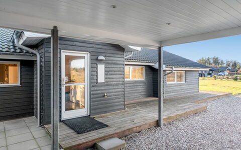 Oskarvine - 900M from the Sea: Bygning, Hus, Træ, Hjem, Tag, Sommerhus, Boligområde, Busk, Arkitektur