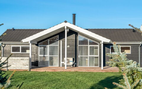 Oskarvine - 900M from the Sea: Bygning, Hus, Træ, Hjem, Tag, Sommerhus, Boligområde, Busk, Arkitektur