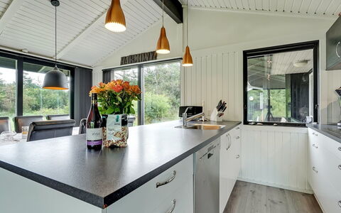 Avia - 500M from the Sea: Køkken, Countertop, Indretning, Loft, Køkken Apparat, Lysarmatur, Cabinetry, Sanitærarmatur, Køkkenvask, Husholdningsapparat