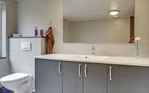 Avia - 500M from the Sea: Gulvbelægning, Sanitærarmatur, Indretning, Håndvask, Etage, Badeværelsesvask, Badeværelsesskab, Badeværelse, Cabinetry, Countertop