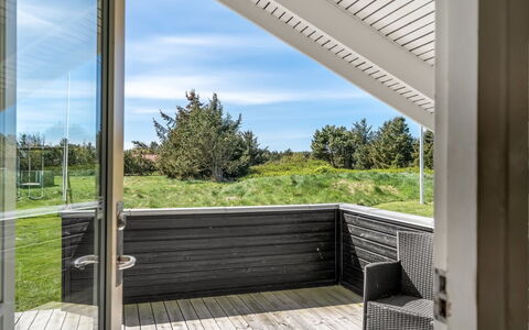 Eddi - 550M from the Sea: Vegetationen, Busk, Forår, Sommerhus, Have, Skygge, Backyard, Gård, Stol