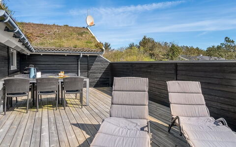 Eddi - 550M from the Sea: Vegetationen, Busk, Forår, Sommerhus, Have, Skygge, Backyard, Gård, Stol