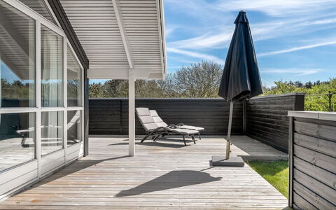 Eddi - 550M from the Sea: Vegetationen, Busk, Forår, Sommerhus, Have, Skygge, Backyard, Gård, Stol