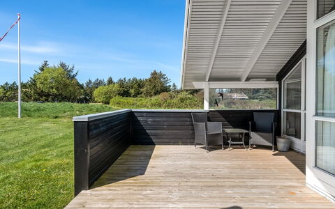 Eddi - 550M from the Sea: Vegetationen, Busk, Forår, Sommerhus, Have, Skygge, Backyard, Gård, Stol