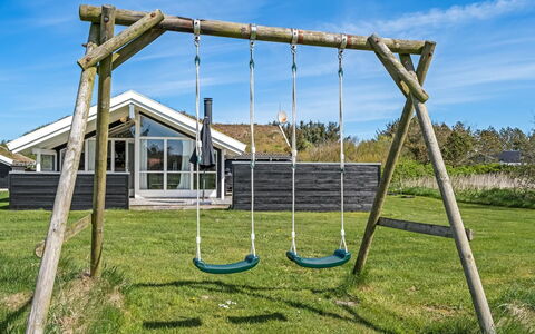 Eddi - 550M from the Sea: Vegetationen, Busk, Forår, Sommerhus, Have, Skygge, Backyard, Gård, Stol