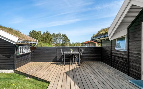 Eddi - 550M from the Sea: Tag, Sommerhus, Hjem, Skygge, Sidespor, Stuehus, Veranda, Udendørs Struktur, Garden Bygninger