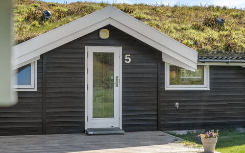 Eddi - 550M from the Sea: Tag, Sommerhus, Hjem, Skygge, Sidespor, Stuehus, Veranda, Udendørs Struktur, Garden Bygninger