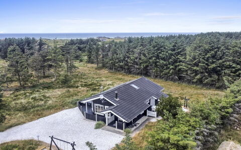 Jens - 425M from the Sea: Tag, Hjem, Dør, Sommerhus, Skygge, Sidespor, Gård, Estate, Backyard