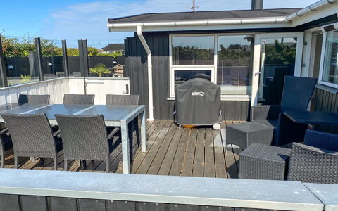 Laurits - 300M from the Sea: Svømmepøl, Udendørs Møbler, Møbel, Udvej, Flise, Eco Hotel, Skygge, Stol, Fritid, Estate