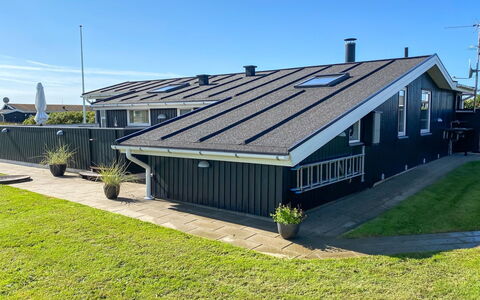 Laurits - 300M from the Sea: Svømmepøl, Udendørs Møbler, Møbel, Udvej, Flise, Eco Hotel, Skygge, Stol, Fritid, Estate