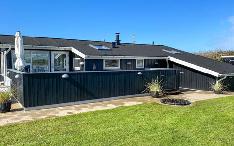 Laurits - 300M from the Sea: Svømmepøl, Udendørs Møbler, Møbel, Udvej, Flise, Eco Hotel, Skygge, Stol, Fritid, Estate