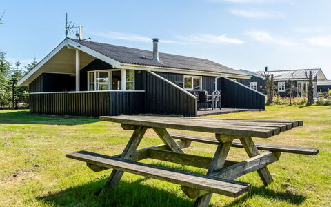 Guja - 1Km from the Sea: Sommerhus, Hjem, Hus, Tag, Veranda, Estate, Sidespor, Garden Bygninger, Stuehus, Gård